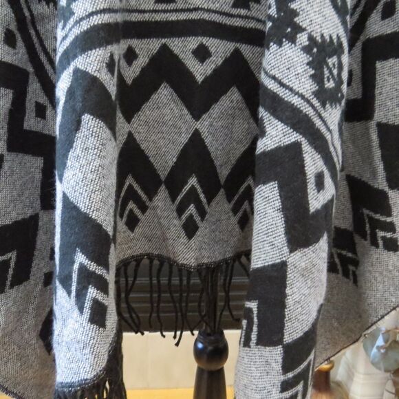 rue21 Aztec Print Shawl/Wrap  Balck & Gray  One Size  EUC - Picture 6 of 8